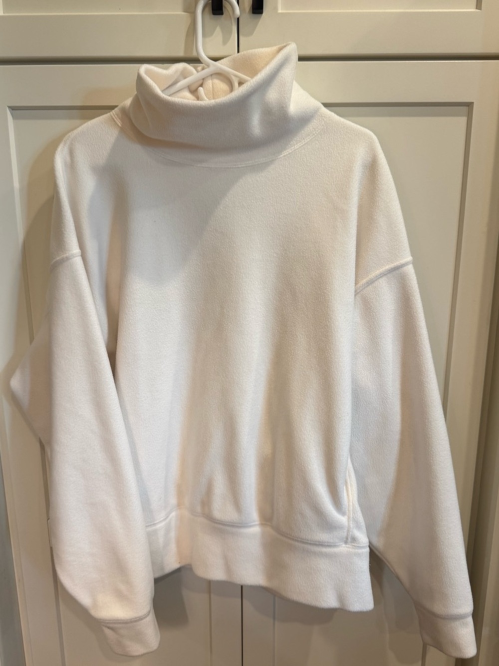 ALO Yoga Cream Fleece Pullover with Logo Patch